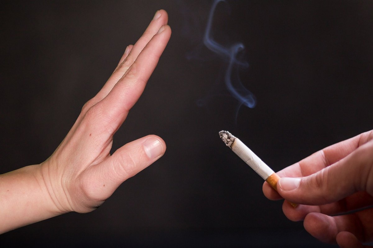 Libérez-vous de vos chaînes, ne laissez pas les addictions comme l’alcool ou le tabac vous définir" Main tendue paume en avant pour dire stop à la cigarette et à l’alcool, symbole de libération des addictions"